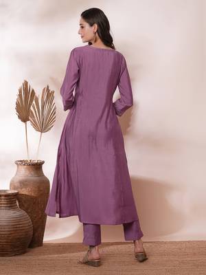 Pocketed a line kurta adorned with zari embroidery and paired with lined silk blend pants. 2