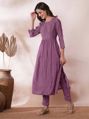Pocketed a line kurta adorned with zari embroidery and paired with lined silk blend pants. 3