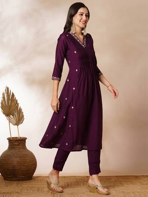 A-line pocketed silk blend kurta with zari embroidery and pleat detailing paired with lined pants. 3