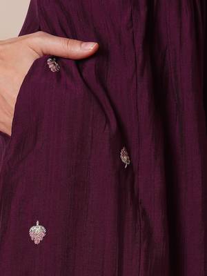 A-line pocketed silk blend kurta with zari embroidery and pleat detailing paired with lined pants. 4