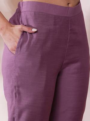Pocketed a line kurta adorned with zari embroidery and paired with lined silk blend pants. 5