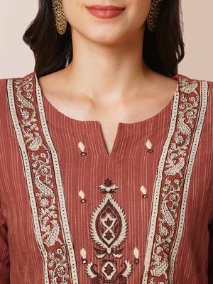 Straight kurta in striped cotton fabric with block printed yoke. 5