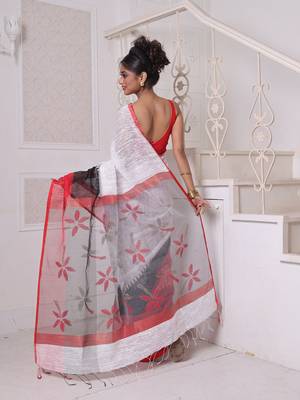 Off white matka soft saree with resham pallu 3