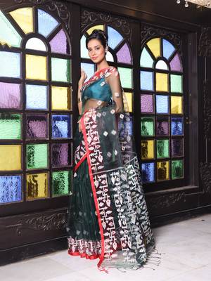 Emerald green muslin saree with jamdani designs 2