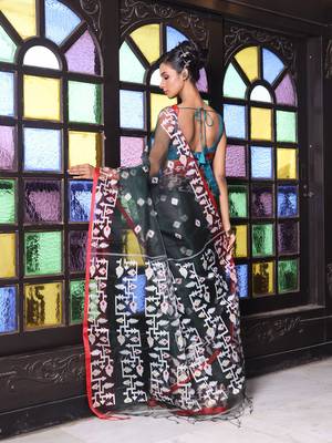 Emerald green muslin saree with jamdani designs 3