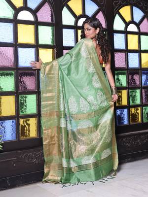 Green silk soft saree with zari borders 3