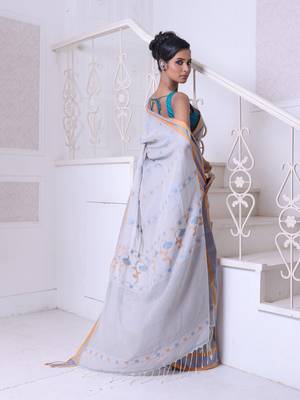Ecru cotton handwoven saree with floral buttas 3