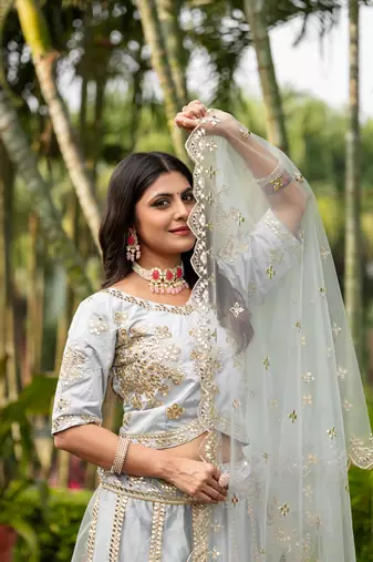 GLAMOROUS WOMEN'S GREY ZARI WITH PAPER MIRROR EMBROIDERED NET FABRIC LEHENGA CHOLI