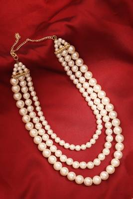 Off-White Layered Pearl Necklace     A Classic Elegance 1