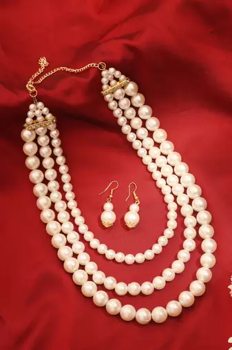 Off-White Layered Pearl Necklace     A Classic Elegance
