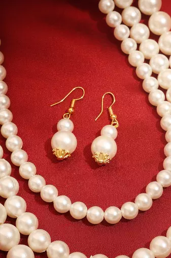 Off-White Layered Pearl Necklace     A Classic Elegance