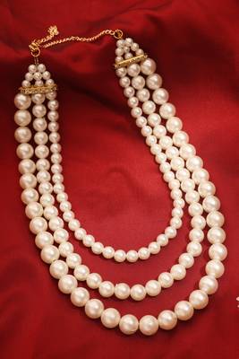 Off-White Layered Pearl Necklace     A Classic Elegance 4