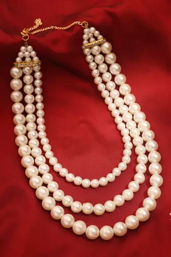 Off-White Layered Pearl Necklace     A Classic Elegance