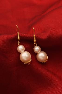 Off-White Layered Pearl Necklace     A Classic Elegance 5