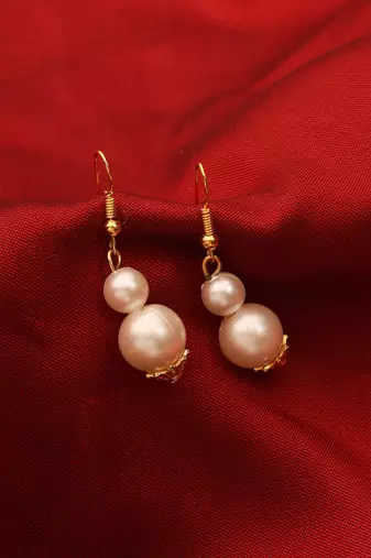Off-White Layered Pearl Necklace     A Classic Elegance