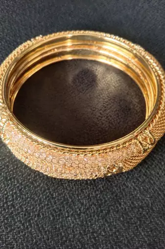 White pearls jadaoo - bangles with pink stones