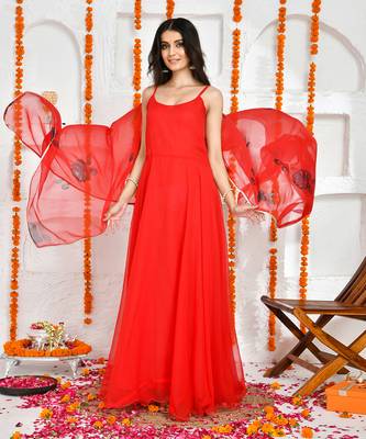 Red georgette hand painted dupatta and plain anarkali. 3
