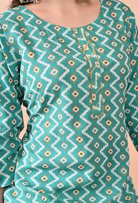 women's rayon zig-zag print straight kurti in light green 4