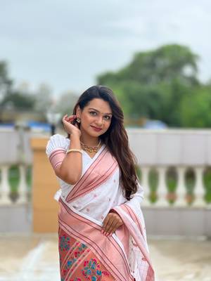 White checks paithani silk zari woven saree 4