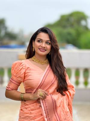 Peach checks paithani silk zari woven saree 3
