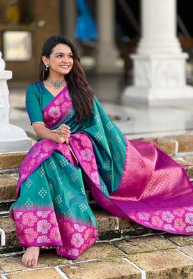 Green soft silk floral border contrast zari woven saree 3