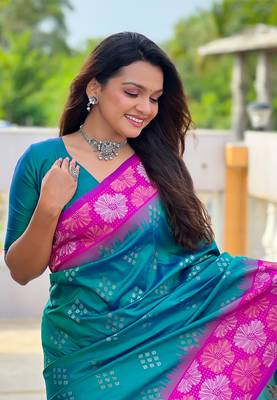 Green soft silk floral border contrast zari woven saree 5