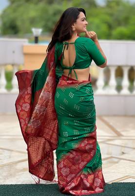Green soft silk floral border contrast zari woven saree 4