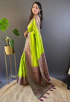 Pista soft silk floral border contrast zari woven saree 3