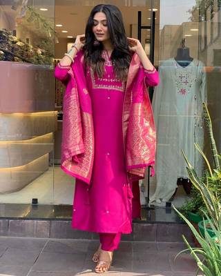 Rani pink viscose chanderi heavy thread embroidery work with jacquard woven dupatta kurta pant set 4