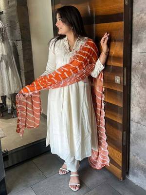 Off white chanderi viscose thread embroidery work with printed dupatta kurta pant set 3