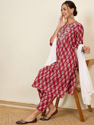 Winered woman maroon embriodered kurta set with dupatta 3