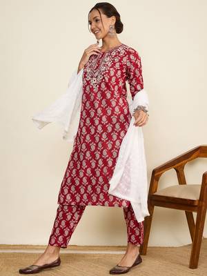 Winered woman maroon embriodered kurta set with dupatta 4