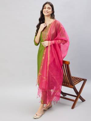 Winered woman green embroidery kurta set with contrast dupatta 2