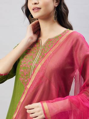 Winered woman green embroidery kurta set with contrast dupatta 4