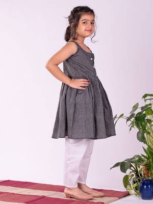  girls' handloom cotton kurta and straight pant set 2