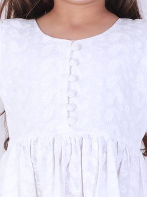  girls' chikankari cotton kurta and leggings set 4