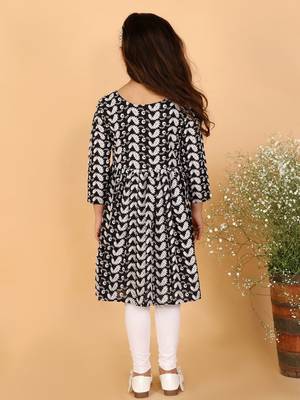  girls' chikankari cotton kurta and leggings set 3