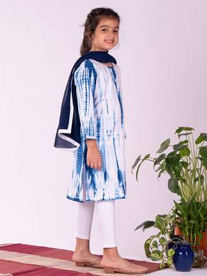  girls' blue and white kurta, leggings & dupatta set 2