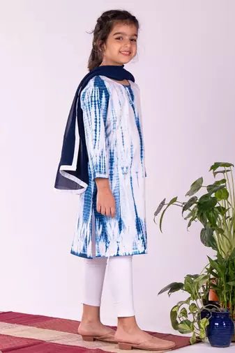  girls' blue and white kurta, leggings & dupatta set