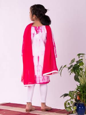  girls' pink and white kurta, leggings & dupatta set 3