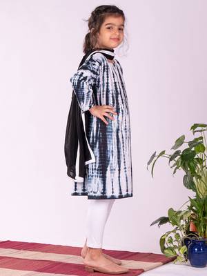  girls' black and white kurta, leggings & dupatta set 2