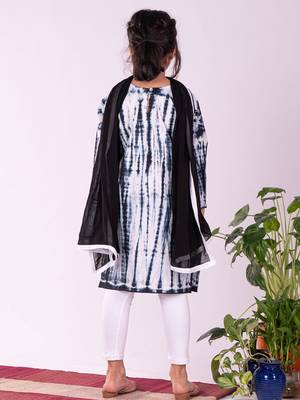 girls' black and white kurta, leggings & dupatta set 3
