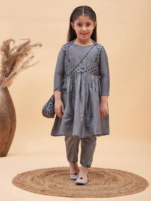  girls' grey kurta and pant set 1