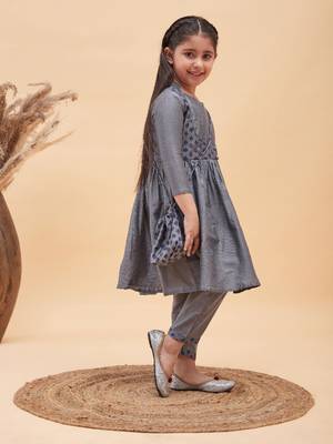  girls' grey kurta and pant set 2