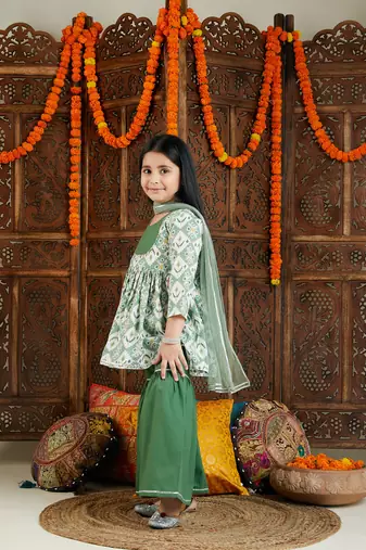 Vastramay girls' green kurta pant set