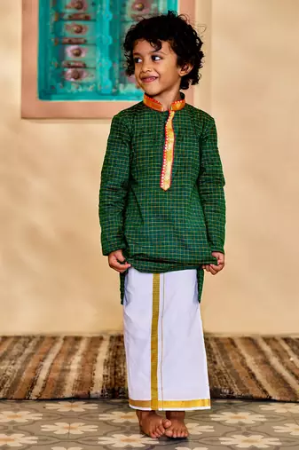  infant boys' green and white cotton blend kurta and mundu set