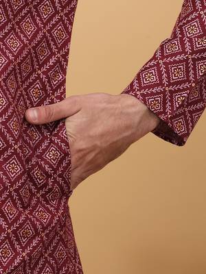 Men maroon cotton ethnic printed kurta with pyjamas 4
