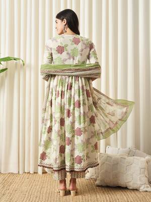 women green anarkali cotton kurta with trousers & with dupatta 3