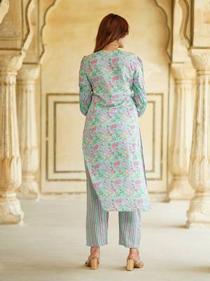 women mauve straight kurta pant dupatta set 3