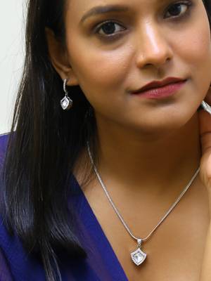 Silver-plated kundan neckpiece with ad stone and matching studs 2